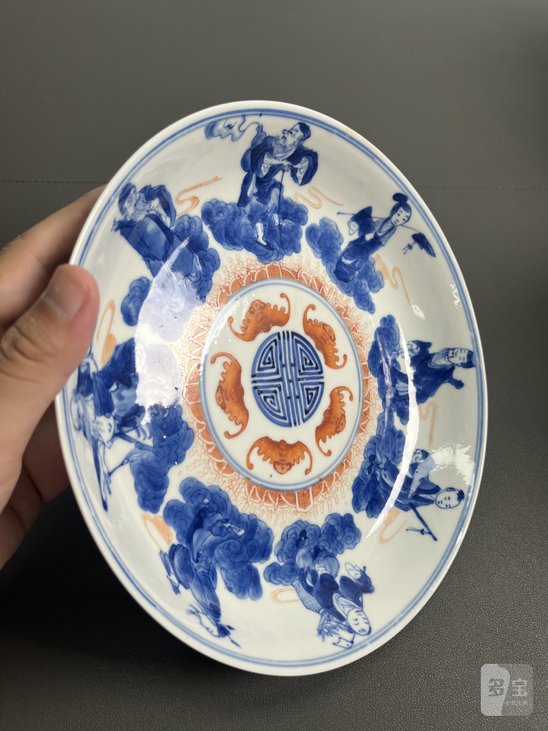 清中期  青花“八仙人物”矾红五福捧寿图盘 - 图6